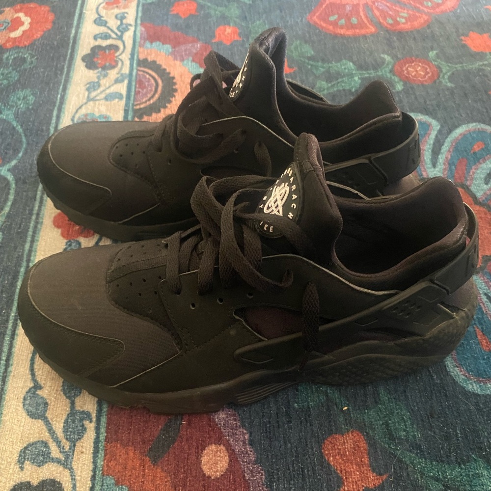Nike Air Huarache (size 10.5)(black mono)